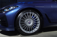 アルピナの伝統的な意匠である20スポークをアップデートした、新デザインの鍛造アルミホイールが採用された。