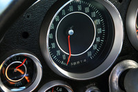 メーターは中央部が円すい状にくぼんでおり、それに沿う形で、ニードルも折り曲げられている。