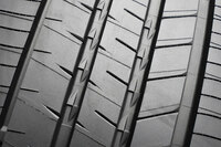 グルーブ（縦方向の主溝）内には「デュアルスロープ」と呼ばれるスロープ状の突起を設け、溝内の空気振動によって発生するパターンノイズを低減している。