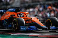 予選でフェラーリに前を取られたマクラーレン勢は、なんとしても赤い軍団の一角を切り崩そうとスタートに賭けた。6番グリッドのリカルド（写真）が斬り込み隊長としてサインツJr.を抜き5位に上がり、その順位をキープしたままゴール。ノリスは7番グリッドからボッタスにかわされ8位入賞となった。なお、アメリカNASCARシリーズのレジェンド、デイル・アーンハート・シニアをリスペクトするリカルドは、イタリアGP優勝のご褒美に、マクラーレンCEOのザック・ブラウンが所有するアーンハートの1984年シボレーをドライブする機会に恵まれ、はち切れんばかりの笑顔を振りまいていた。（Photo=McLaren）