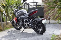 2021年1月に国内販売がスタートしたトライアンフの新型バイク「トライデント660」。価格は同クラスの「ホンダCB650R」と同じ97万9000円となっている。