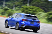 走りだしの0-30km/h加速が12％速まるなど、ピックアップ性の向上が体感できる新型「レヴォーグ」。全車レギュラーガソリン仕様という経済性もユーザーにはうれしいポイントだ。