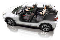 5ナンバー枠に収まるコンパクトなボディーながら、十分な車内空間を実現している。