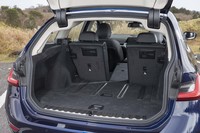 荷室の容量は500～1510リッター。走行中だけ床面のゴムレールを上昇させて荷物を滑りにくくする「アンチスリップレールシステム」と後席背もたれの電動可倒機構はオプションの「コンフォートパッケージ」に含まれている。