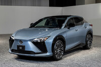 レクサス初のEV「RZ」。こちらの「スピンドルボディー」はすべてがボディーと同色で、その左右を黒で挟んだ「ネガポジ反転」のデザインを採用している。