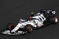 アルファタウリは、フリー走行2回目でピエール・ガスリー（写真）のマシンが炎上する事態に見舞われるも、プールされていたパワーユニットや交換されたシャシーで再び上位勢の仲間に入り、予選では今季7回目のQ3進出で9位。レースでも好走して5位フィニッシュを遂げている。対するダニール・クビアトは予選13位から2周遅れの19位と明暗が分かれた。（Photo=Getty Images / Red Bull Content Pool）