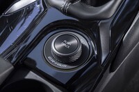 前後アクスル間のトルク配分はダイヤルで設定。スタンダード（始動時）は前後が60：40で、ダイヤルを右に回すと30：70に、押し込むと50：50に変わる。左に回すとスタンダードに戻る。