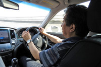 オーバルコースでの高速走行において、「プライマシー4」の静粛性を確かめる筆者。