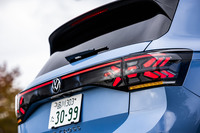 リアコンビランプはマイナーチェンジで「X」をモチーフとした立体的なデザインにリニューアル。写真はテールランプとブレーキランプ、ウインカー、バックフォグランプを点灯させた様子。