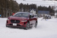 続いて試乗したのはオプションのエアサスペンション付きの「ジャガーIペース」。最低地上高を230mmまで上げられるので、クーペのような見た目とは裏腹に悪路にも強い。
