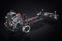 「RX」としては初のプラグインハイブリッドモデルとなる「RX450h＋」。先代の「450h」と比べると、エンジンやモーターのアウトプットは軒並みダウンしているが（フロントモーターの最高出力のみ向上している）、ハイブリッドシステムの電圧アップや強力なバッテリーのおかげで、システム出力は先代にそん色のない309PSを実現している。