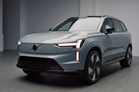 「EX30」より一足早く、2022年11月に発表された「EX90」。グリルレスのフロントマスクは、次世代のボルボ製EVに共通する意匠となるようだ。