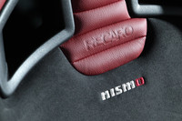 レカロシートの背もたれにも、標準仕様のシートと同じく「nismo」のロゴが刺しゅうされている。