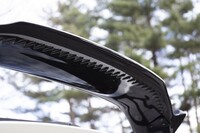 裏面には「シェブロン」と呼ばれる突起が連続して刻まれる。ホンダアクセスが10年以上にわたって研究してきたこの構造が「滑らかな空力特性」を生み出す。