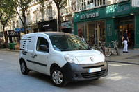 「カングーZ.E.」。これはエコフレンドリーを標榜（ひょうぼう）するパリの宅配業者のもの。2017年7月撮影。