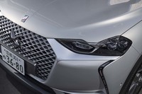 有機的なデザインのランプが目を引くフロントまわり。写真では「クリスタル パール」のボディーカラーに溶け込んでいるが、ランプからグリルにかけて「DSウイング」と呼ばれる装飾パーツが装着されている。