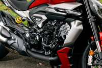 「V4グランツーリスモ」エンジンは、従来モデルより8PS高い168PSの最高出力を発生。軽量な車体とも相まって、0-100km/h加速は3秒未満だ。