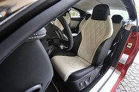 試乗車には、カスタマイズオプション「マリナー・ドライビングスペシフィケーション」が装着され、シート表皮にダイヤモンド模様のキルティング加工が施されていた。