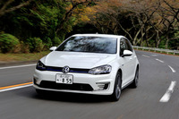 フロントバンパーの両端には、「e-ゴルフ」などの電動化モデルから受け継いだC字型のLEDランプが備わる。