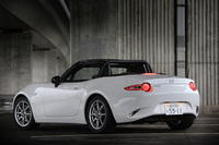 写真のボディーカラーは「アークティックホワイト」。「NR-A」ではハイマウントストップランプカバーがブラック塗装となる（他グレードはボディー同色）。