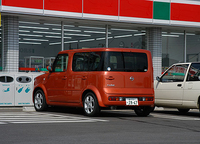 ボディ左側のBピラーからDピラーにかけては、ウィンドウがブラックアウトされ、リアガラスと一体であるかのように見える。反対側は、CピラーとDピラーがボディパネルで覆われ、あたかも太いピラーに見える。