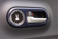 フロントドアに装備される「インサイドドアハンドルガーニッシュ」（Gグレードは除く）。丸いフォトフレームにはお気に入りの写真を飾ることができる。