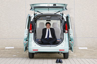 後席をたためば、写真の通りの広い積載空間を確保できる。より簡単になった後席格納の方法も、従来モデルの「スズキ・パレット」から進化したポイントだ。