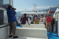 ポルト・サントステファノ港を出て45分。デッキの乗客は一斉に、右舷に注目し始めた。