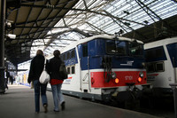 パリ、サンラザール駅にたたずむ郊外行き鉄道。