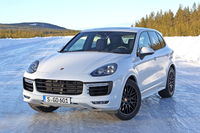 「カイエンGTS」。440psと61.2kgmを発生するスポーティーモデルである。
    