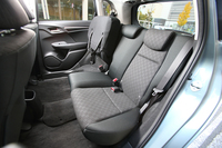 こちらは後席。写真奥のように座面をチップアップすることで、高さのある荷物を積むスペースが得られる。
    