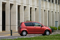 極めて短い前後のオーバーハングが特徴だ。