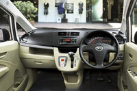 「ムーヴX“SA”」のインパネまわり。こちらも従来型より大幅に変更されており、ムーヴ、ムーヴカスタムともにメーターがセンターから運転席の前に移されている。