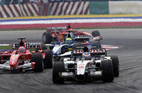 最悪なのはBARホンダ勢も同じ。佐藤琢磨は高熱が引かずに参戦を見合わせ、代わりにサードドライバーのアンソニー・デイヴィッドソンがステアリングを握ったのだが、ジェンソン・バトン（写真前）とともに、僅か2周のレースランしか経験できなかった。原因はエンジントラブルと見られている。（写真＝本田技研工業）