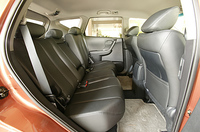 北米仕様には、3人分のヘッドレスト、3点式シートベルトが装備される。