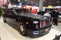 「ロールス・ロイス ファントム」をオリジナルのエアロキットと24インチという巨大なホイールでドレスアップした「AUTO CULTURE INTERNATIONAL」の「ACI-PREMIUM PHANTOM EWB」。