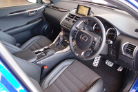 「NX200t“F SPORT”」のインテリア。シートの形状や計器類のデザインが専用仕立てとなっている。
    