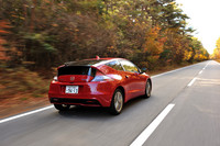 長い登坂路をひた走る「CR-Z」。坂道発進時に車体のズリ下がりを防止するヒルスタートアシスト機能は、新たにCVT車にも与えられた。