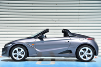 シャープなウエッジシェイプを描くサイドビュー。アルミホイールは前後異径で、前が15インチ、後ろが16インチ。
    