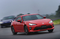 
	「86」の足まわりは、フロントがマクファーソンストラットで、リアがダブルウイッシュボーン式。全車にザックス製のショックアブソーバーがオプションとして用意される。
	