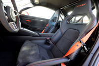 レザーとアルカンターラを用いたフルバケットシート。リアシートはなく、ボルト固定式のロールケージが装着されている。