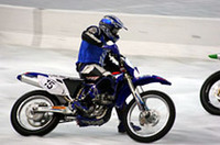 ニ・四輪両部門に特別参戦した砂漠の王者ステファン・ペテランセル。