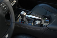 マウスのような操作を可能とする、ナビやAV機器の操作デバイス「リモートタッチ」。いまやレクサス車ならではの装備として知られるが、「LS」では初採用。