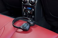 「XJR」のセンターコンソールに置かれる8インチディスプレイは、運転席と助手席とで異なる映像が楽しめる「デュアルビュータッチスクリーン」。そのためのヘッドホンも標準で備わる。
    