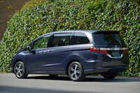 リアビュー。過去4代のモデルに比べ、より“ミニバンらしい”たたずまいに。