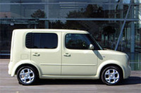 
	リアドアのヒンジがあるボディ右側は、CピラーとDピラー間のクォーターガラスがない。左側は、濃色ガラスでブラックアウト化される。
	 