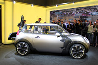 全長は3.4mほど。3＋1という「トヨタiQ」に似たシートレイアウトを採用している。