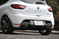 リアバンパー下部のエアディフューザーが、高性能モデルとしての個性をアピール。左右両端からは、マフラーエンドが顔をのぞかせる。