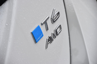 
    ブルーの四角いエンブレムは、「ポールスター・パフォーマンス・パッケージ」装着車の証し。バックドアに添えられる。
    