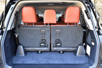 3列目シートの格納は電動式だが、中央席のヘッドレストは手作業で外す必要がある（外したヘッドレストは左側の席のシートバックに収納する）。また、シートの裏にはフロア側の留め金を隠す樹脂製のフタが付いているが、数が多い上に脱着には力が必要で、かなりの手間を要する。（写真をクリックすると、シートの倒れる様子が見られます）